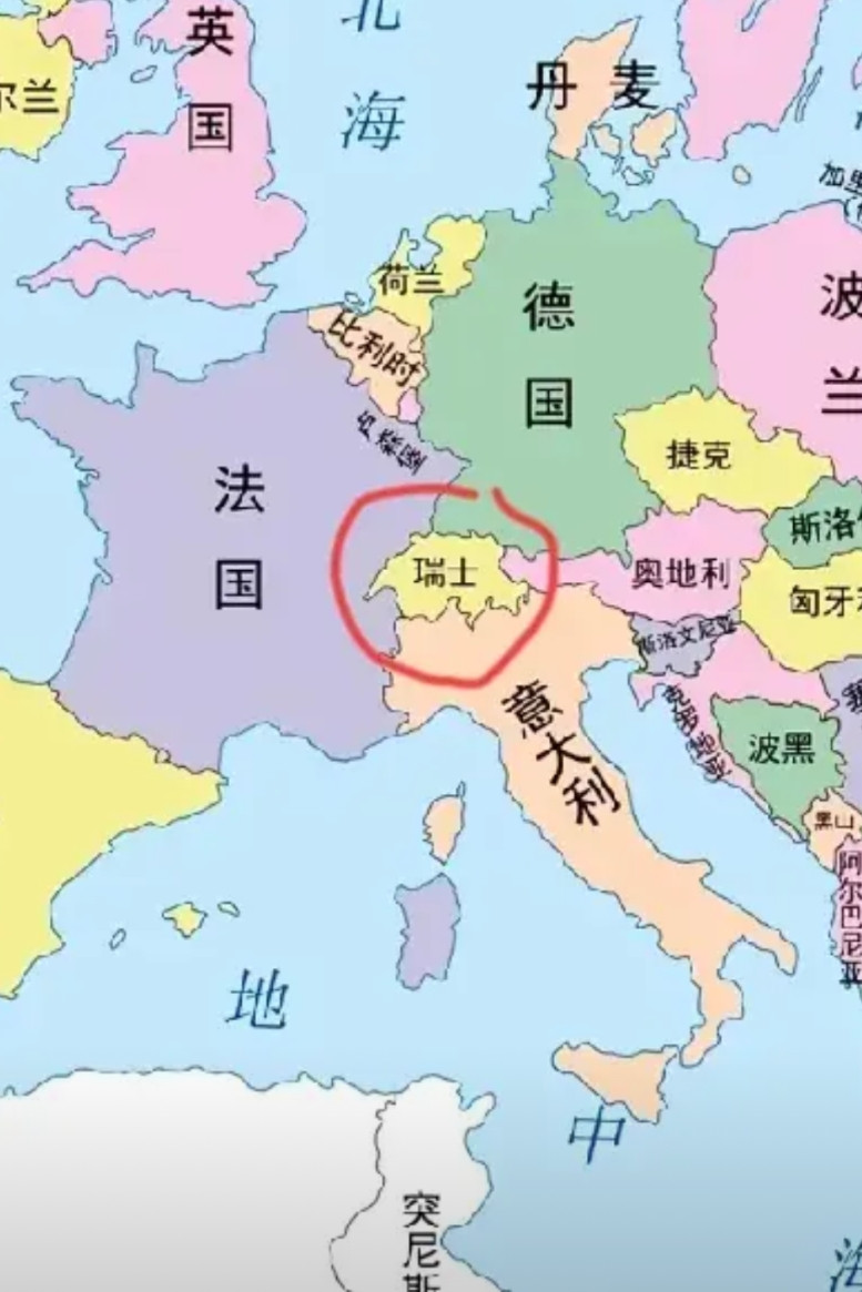 瑞士的地图怪有意思，属于欧洲，面积很小，像一块小石头连接着法国，德国和意大利，