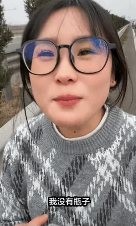 江苏一对小情侣高速堵车，女友尿急却无厕可上，男友花式支招反被气跑，网友评论区才是