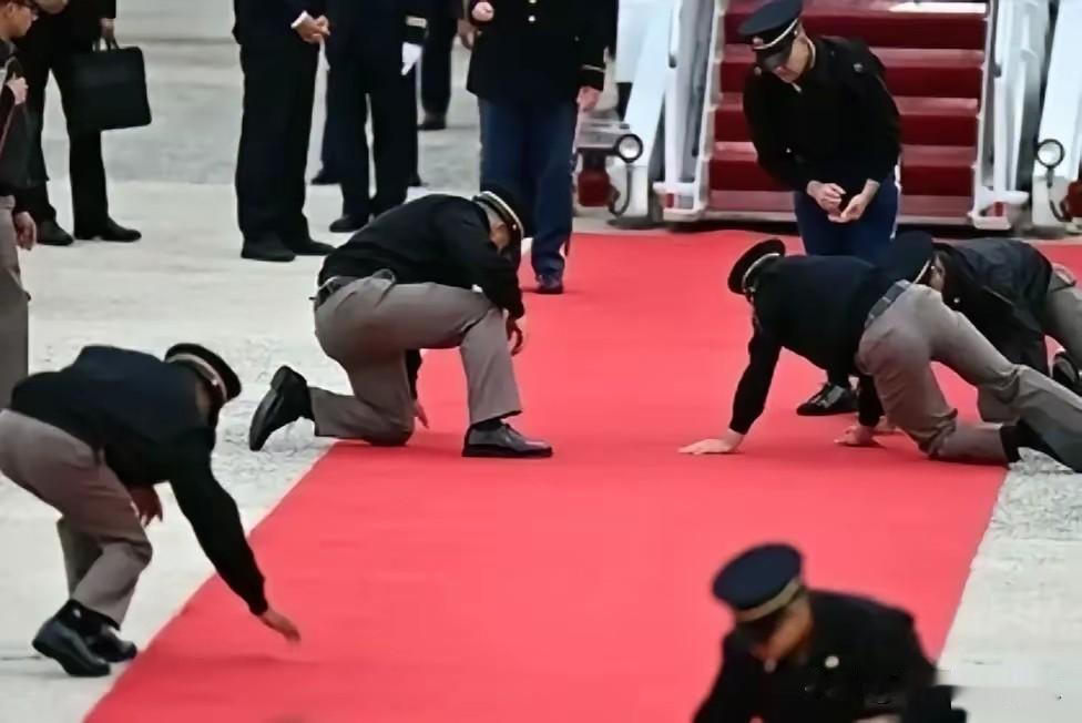 “礼数”是由实力决定的！两张图片让全世界破防了！在安德鲁斯空军基地，一群美国