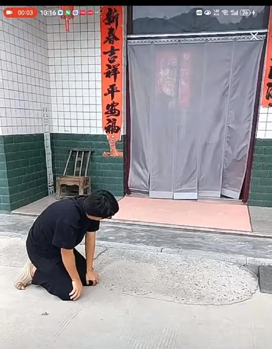 总算搞明白老李跪拉乌婆婆家的原因了！总结一下，理由也简单:第一，摄影老李跟拉