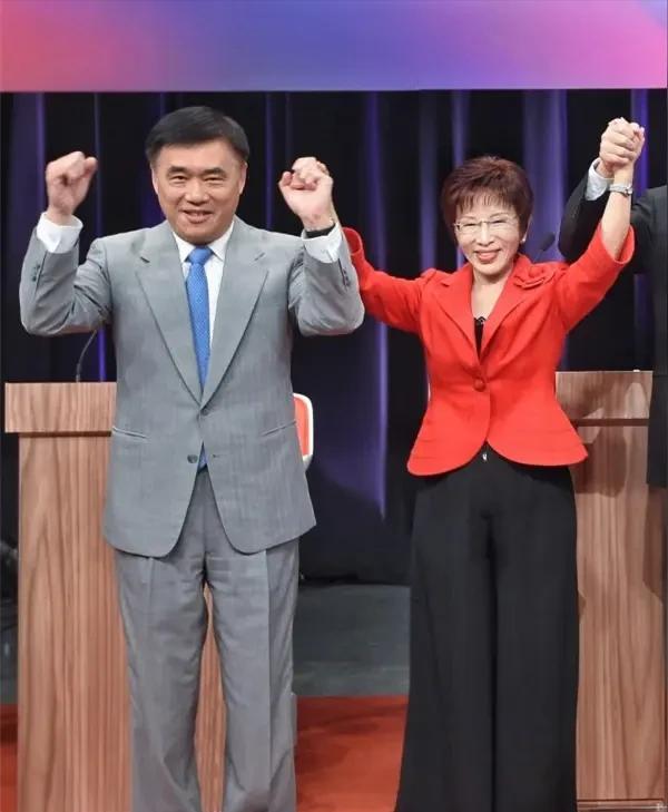 洪秀柱为何支持郝龙斌而非郑丽文？据台名嘴邱毅在视频节目中透露，洪秀柱在本次党主席