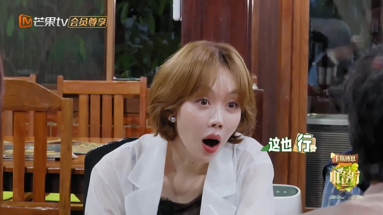 王俊凯跟姜妍谈这件事很起劲，林大厨倒“遭罪”了。王俊凯跟林大厨观看了一