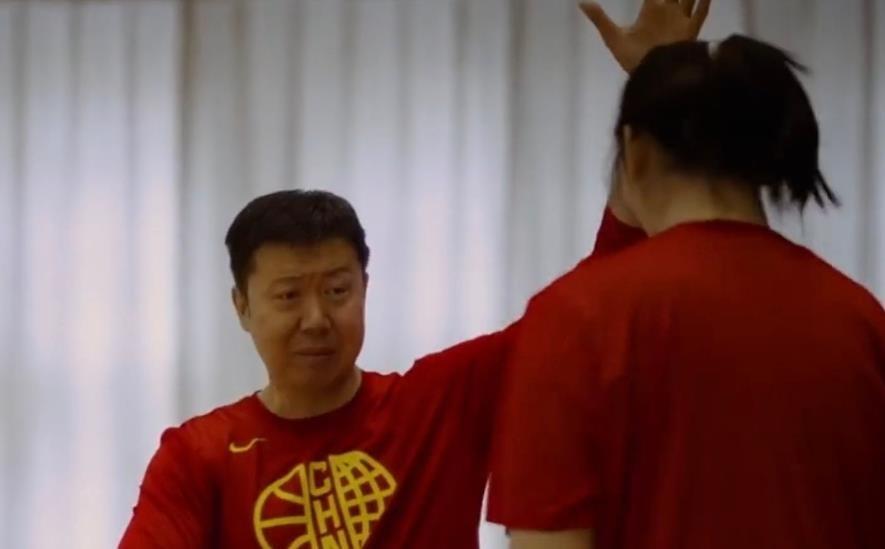 王治郅最近聊了张子宇，话很实在。他说张子宇在世界杯打成那样，不意外。19岁的孩