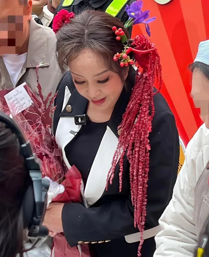 这两天刘晓庆在重庆吃火锅被拍，头顶大红花，假发片上还别着红辣椒，这造型着实吸睛。