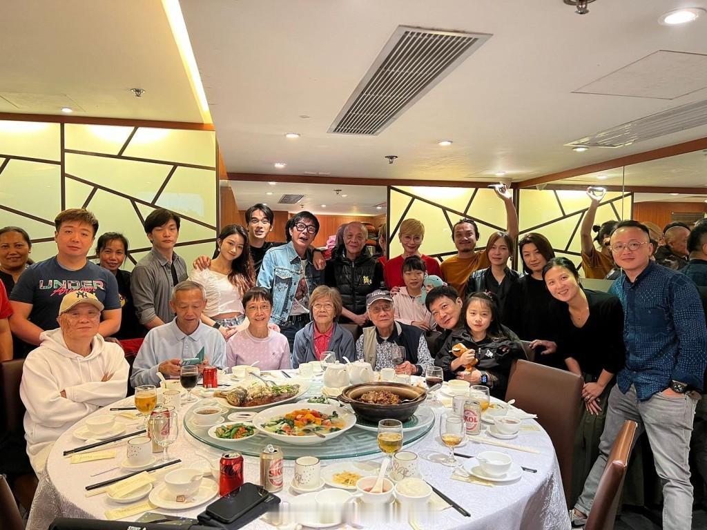 钱小豪与钱嘉乐银发妈妈罕见曝光孝顺陪母亲过节同框神秘男惊见“第三个钱嘉乐”？