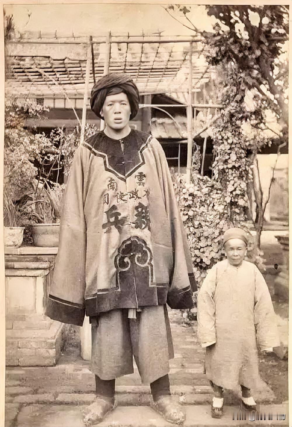 1894年云南布政使司亲兵张岩明与母亲合影，他身形高大挺拔气质出众。传教士特意为