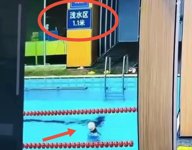 游泳馆禁止跳水是有原因的!10月18日浙江宁波,一男子在游泳馆浅水区跳水发生意