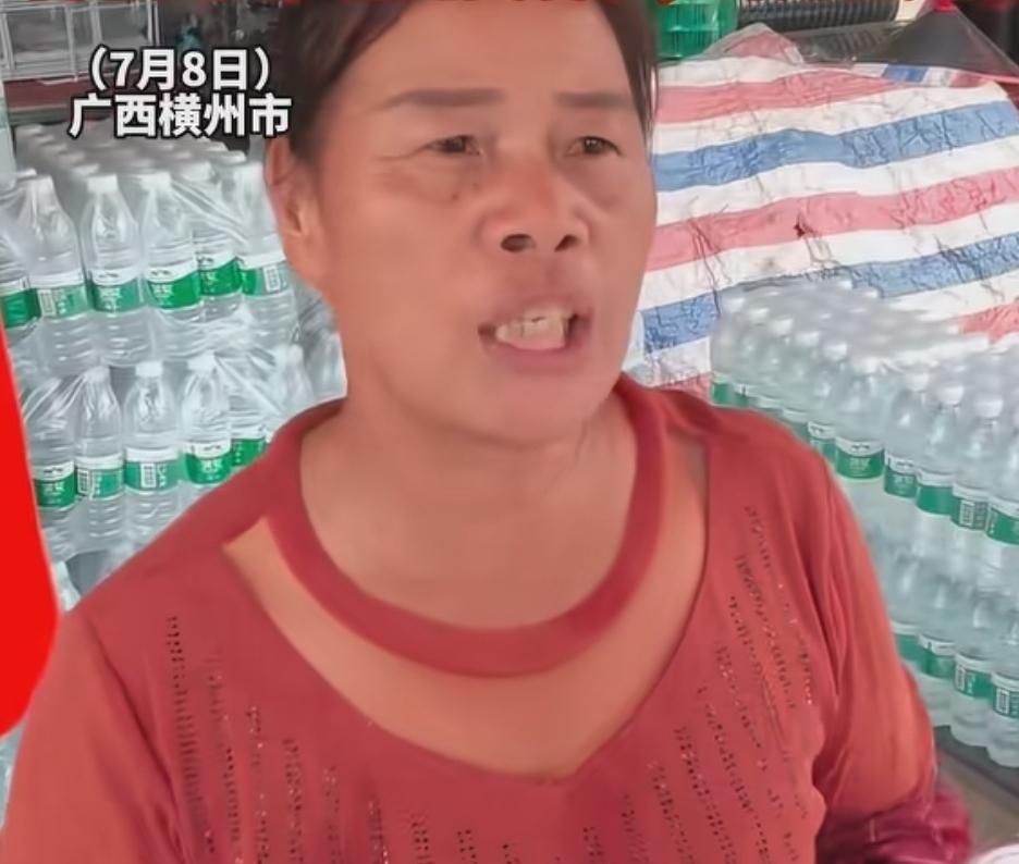 “这位大姐火了！”近日广西横州遭遇降雨天气，她的超市进了水，看到左邻右舍还有村里