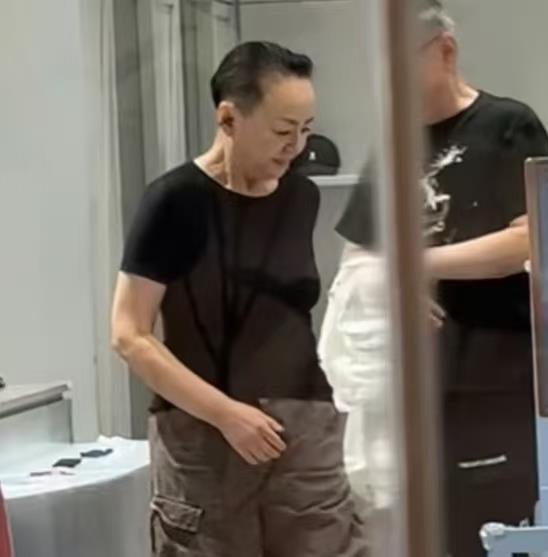 以前真觉得宋丹丹就是荧幕上那个搞笑大妈，结果朋友在北京偶遇她本人后，回来就跟我吐