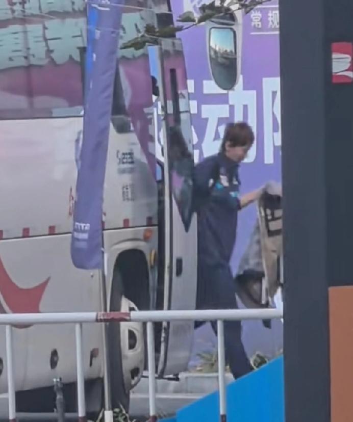 王曼昱今日新疆乌鲁木齐乒超联赛常规赛第三阶段最后一天上训！今天早早提前两小时就上