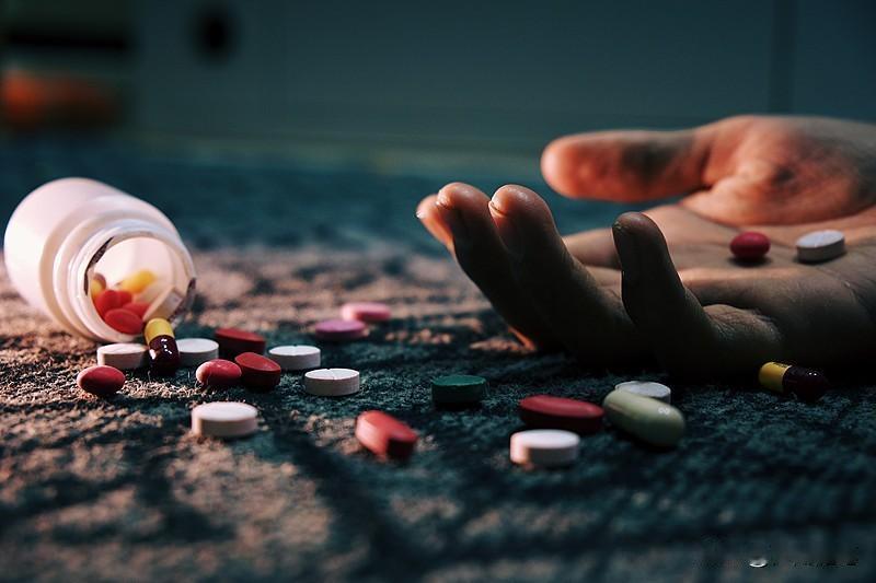 安眠药吃多了可不能掉以轻心。要是稍微多吃点，患者基本清醒，那可以多喝水，通过尿液