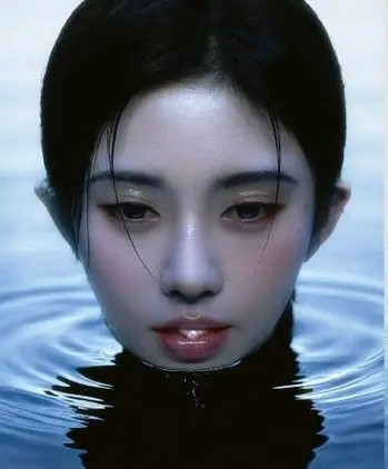 鞠婧祎这封杂志好特别，内娱应该能排前三。