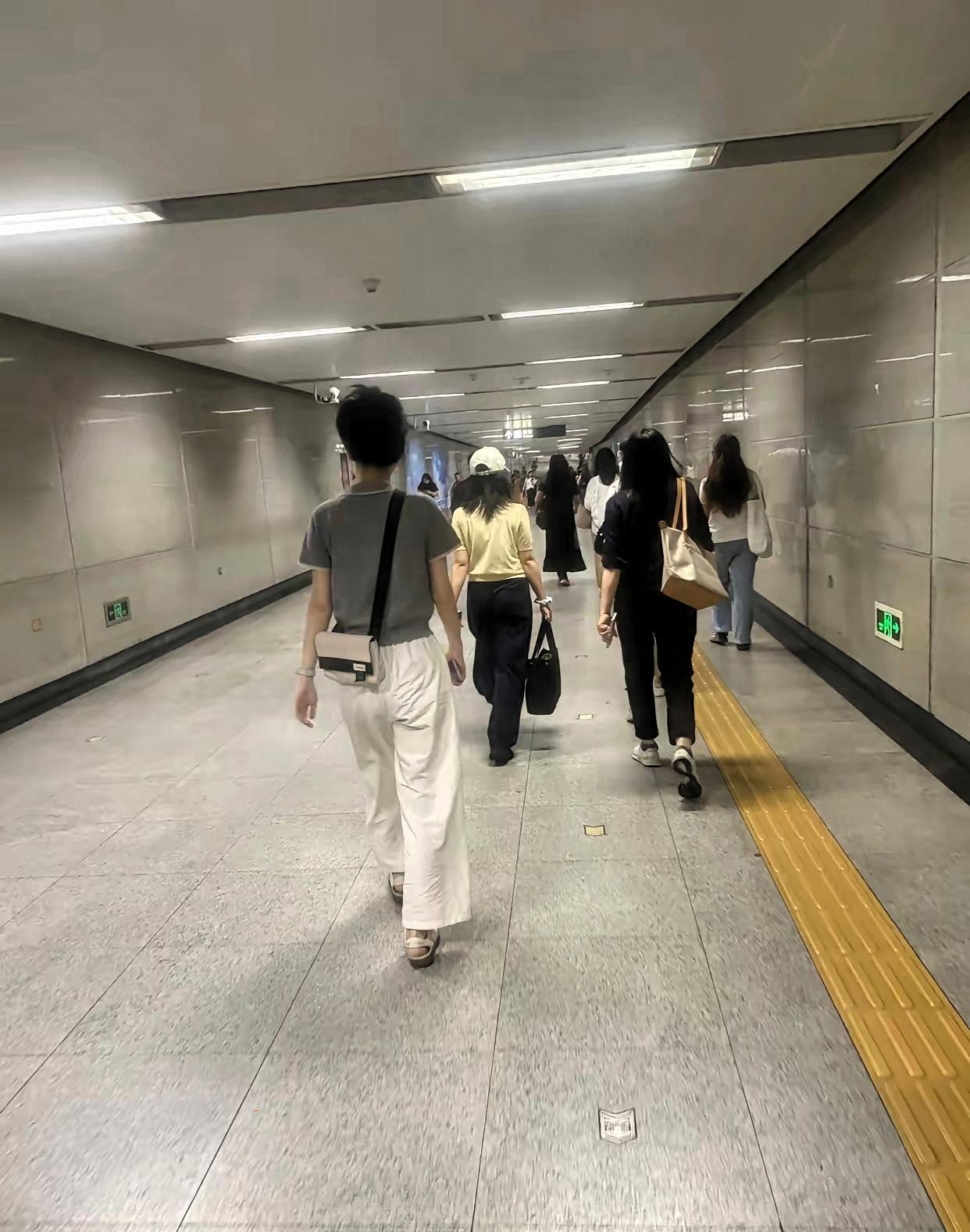 一位足浴女技师说:我搞钱的秘诀，就是让男人合法的占便宜。比如男人做一个团购80