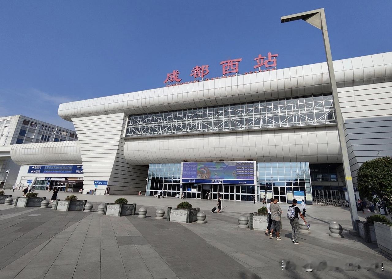 ​搞不懂，为什么没有开通泸州至成都西的动车。最近外出需要在成都西站附近住宿，当然