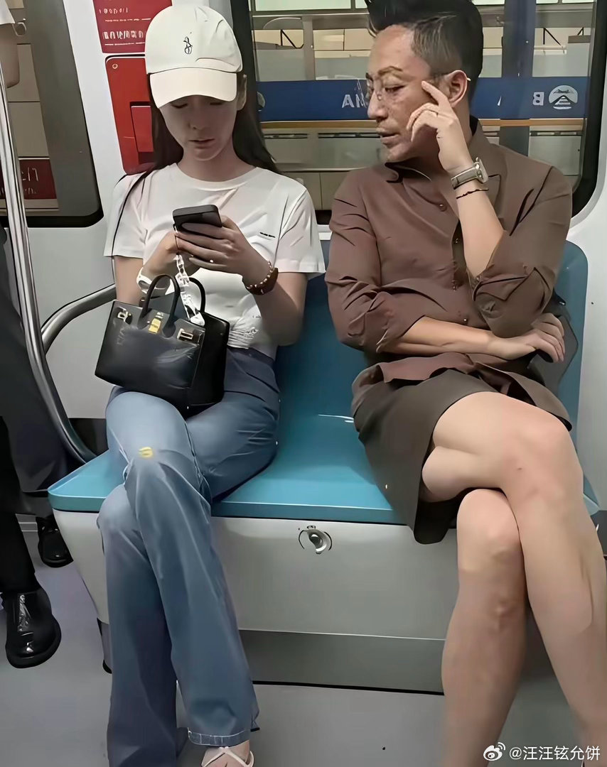 马筱梅手上的包很亮眼，汪小菲的穿搭也挺精致。不少人疑惑：都这个身家了，为啥不坐专