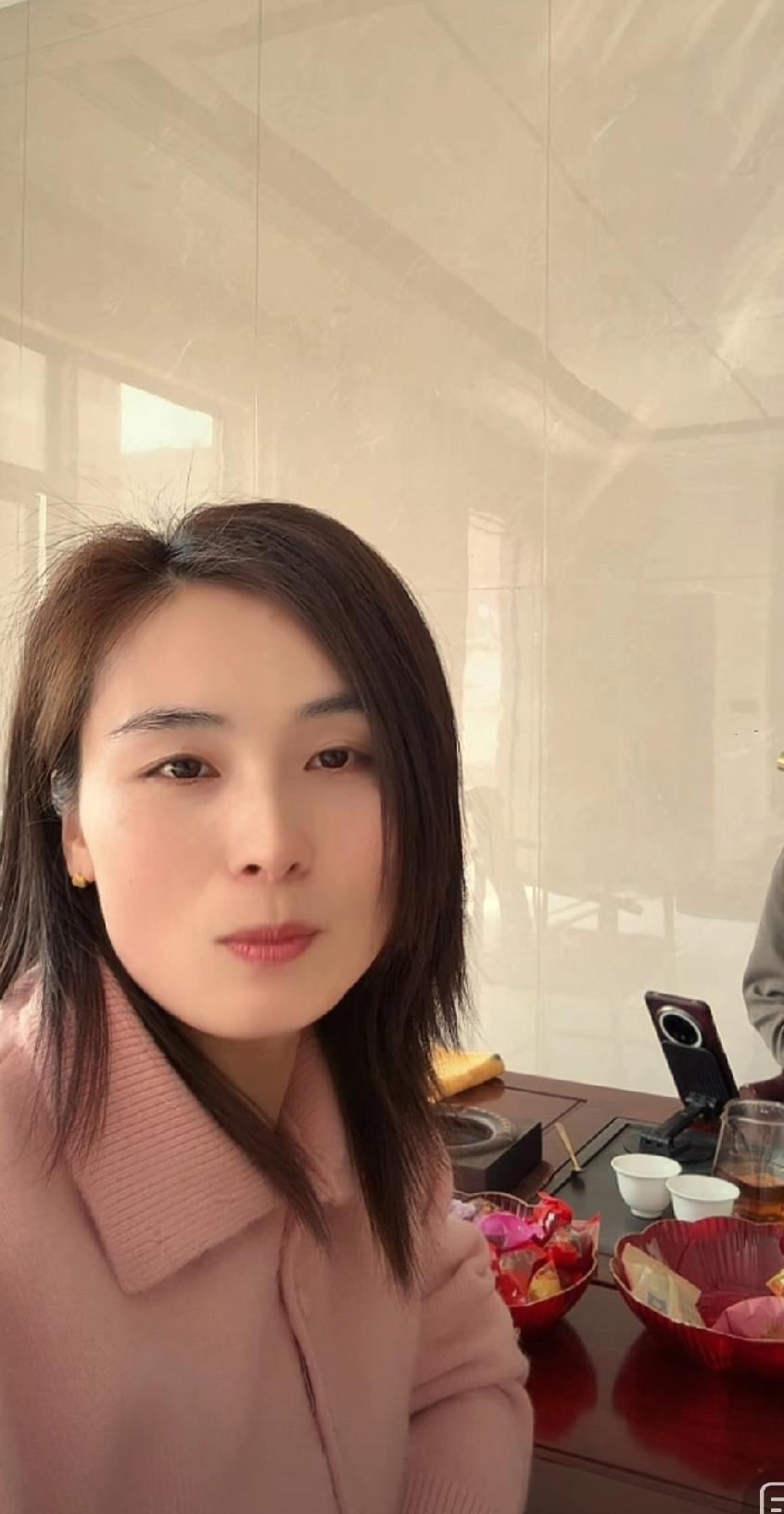 厉怀远的媳妇格局需要再大一点，看看瑾汐这两天，直播间人气接近破万，人家有说有笑，