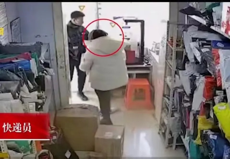 一名女子用货到付款的方式，花398元买下了1箱酒，她让送货的姜师傅为她垫付了酒钱