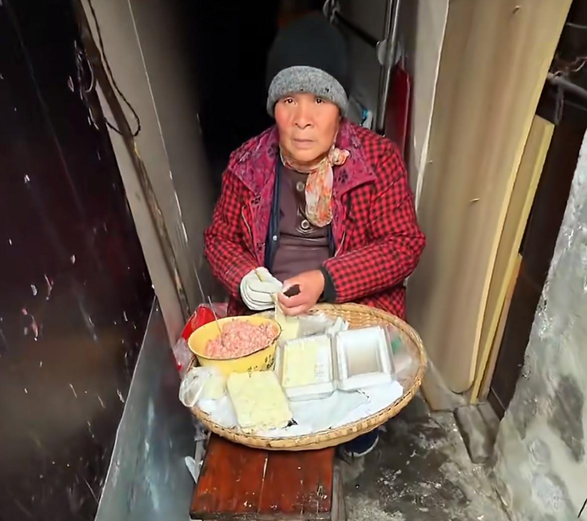 74岁的丁阿婆在苏州小巷里卖了48年泡泡馄饨，50个只卖6块钱，一天要包1500