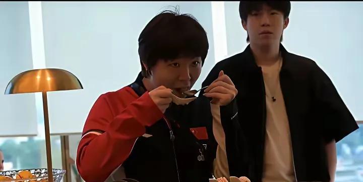 横滨欢迎晚宴蒯曼吃得老香了可怜大头看着香也不敢吃估计全是海鲜最后还得和
