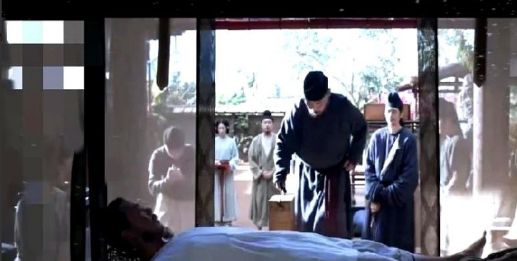 《长安的荔枝》这段剧情里藏着惊天杀局。何刺史突然翻脸追杀阿弥塔，竟把刀锋对准