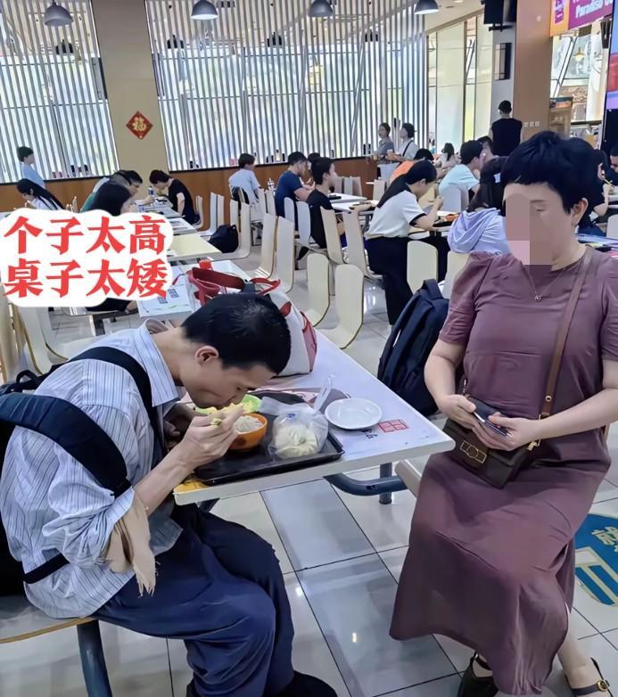 发现没，韦神勾着背，贴着桌面吃饭实属不得已而为之因为食堂桌子的高度太矮了[发