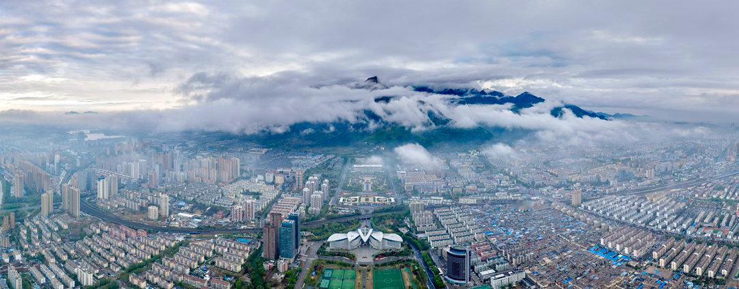 中国旅游日泰山一年里能看到正宗云海仅有三十多天，是十分难得的美景。每年夏秋时节，