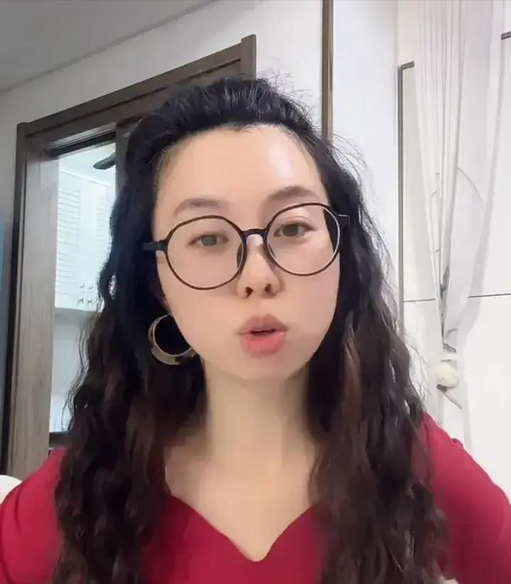 流量下降了30%，我反而松了口气。因为我终于不用再演了。以前直播，是全家上镜