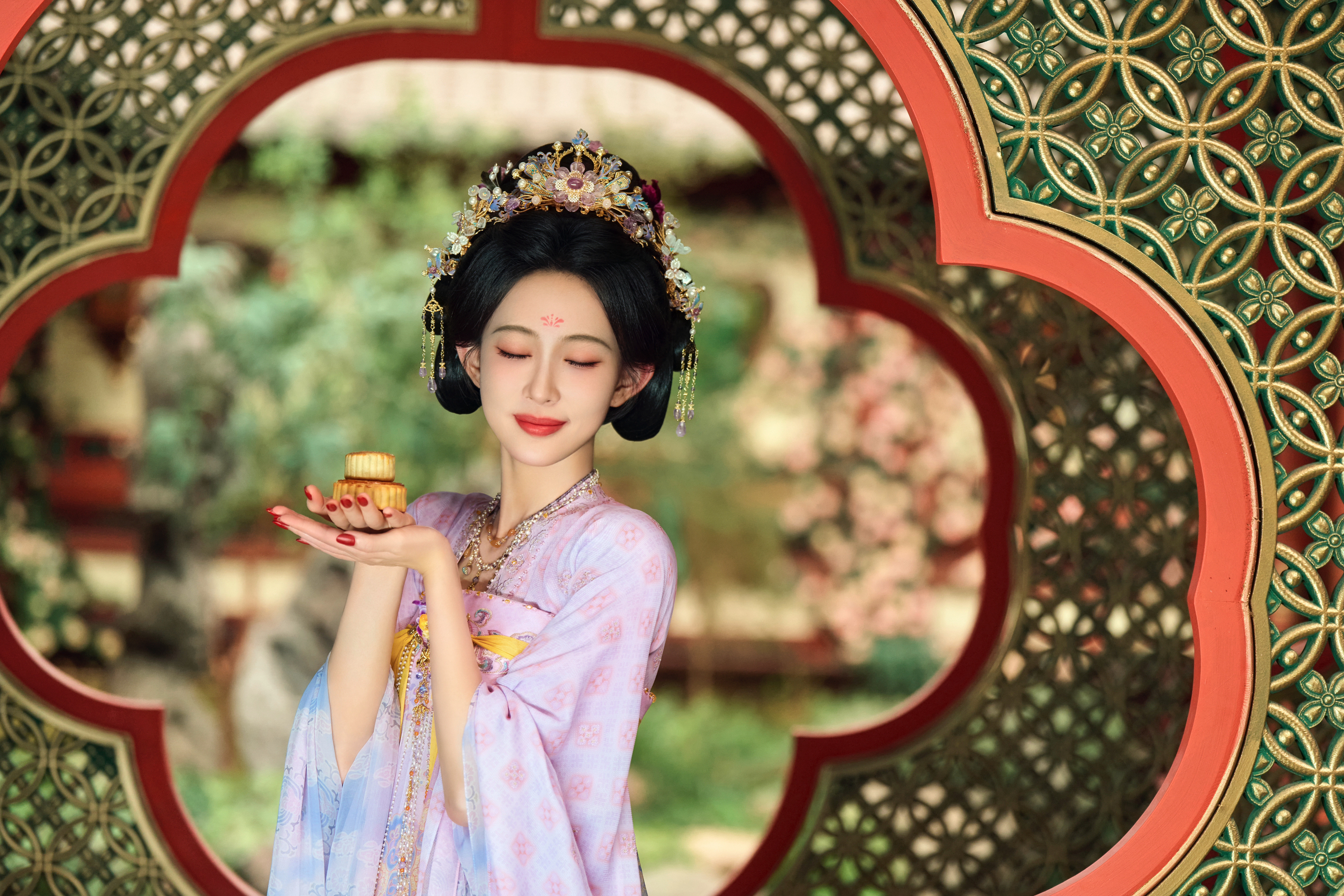 孟子义一袭唐制汉服，鬓间珠翠摇曳，额间花钿灼灼。