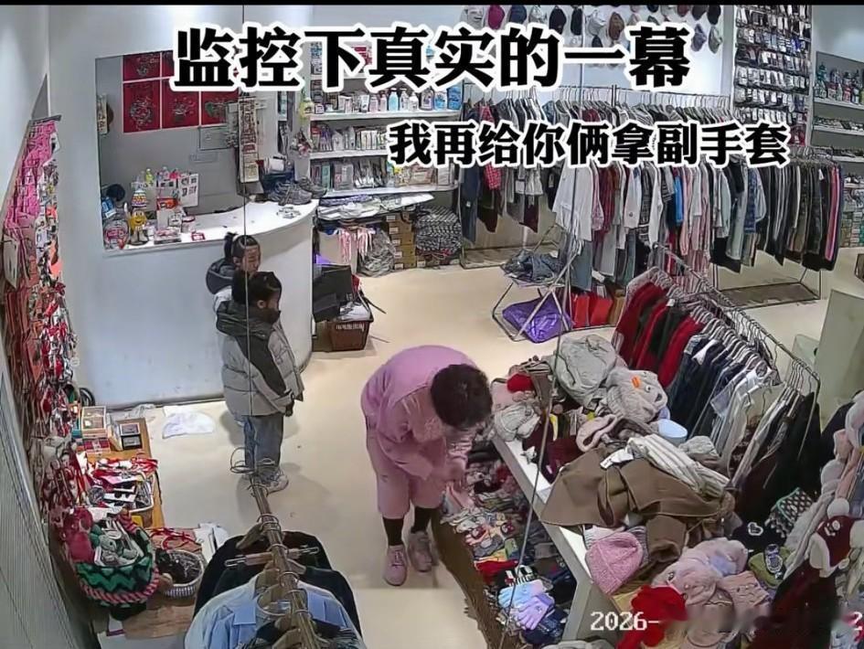 2月2日，天津，两个小女孩走进了一个童装店，大点的女孩把手伸进裤兜里，拿出来一把