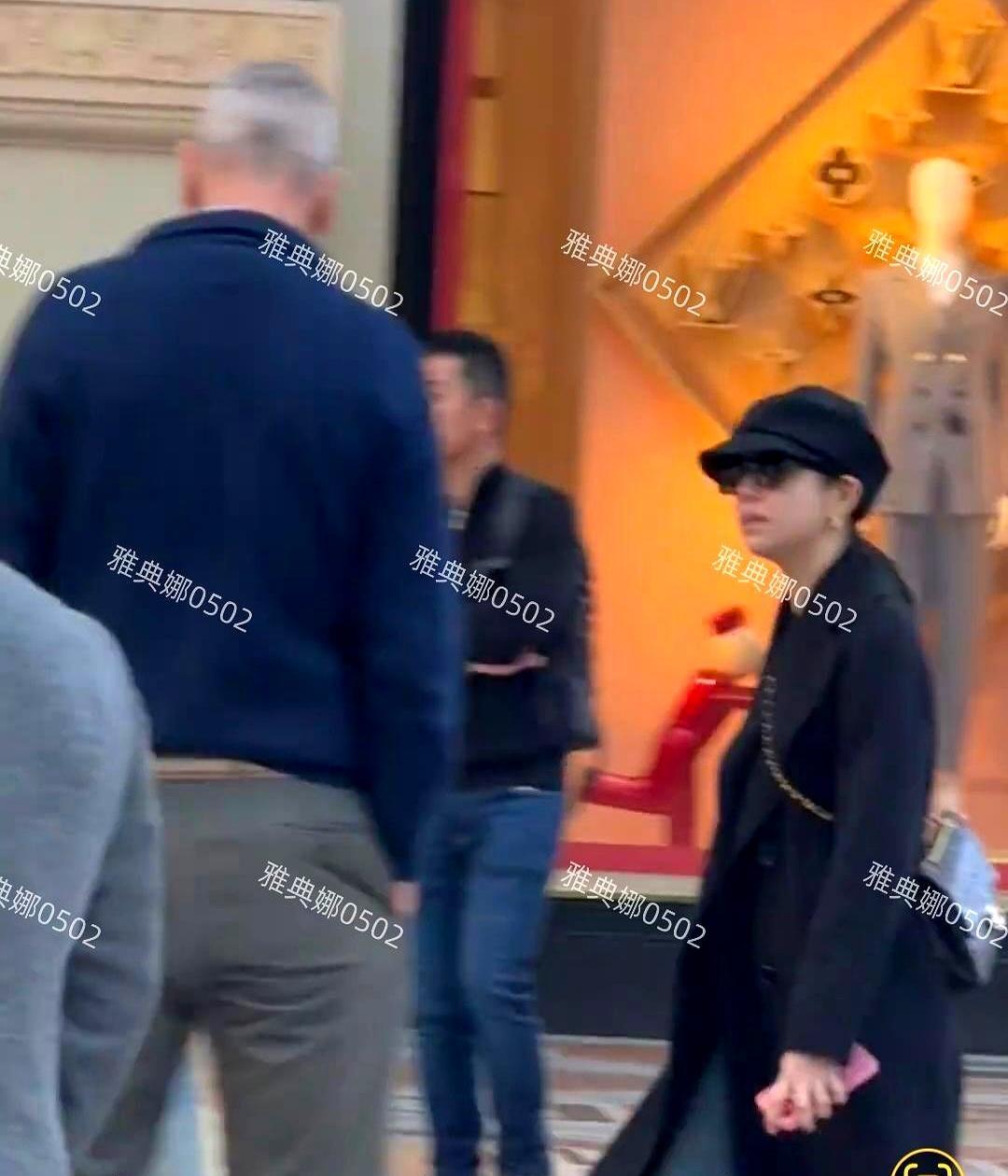 42岁陈妍希生图遭吐槽，正处事业颜值双巅峰。圈内女星的精修图，是按模板做的