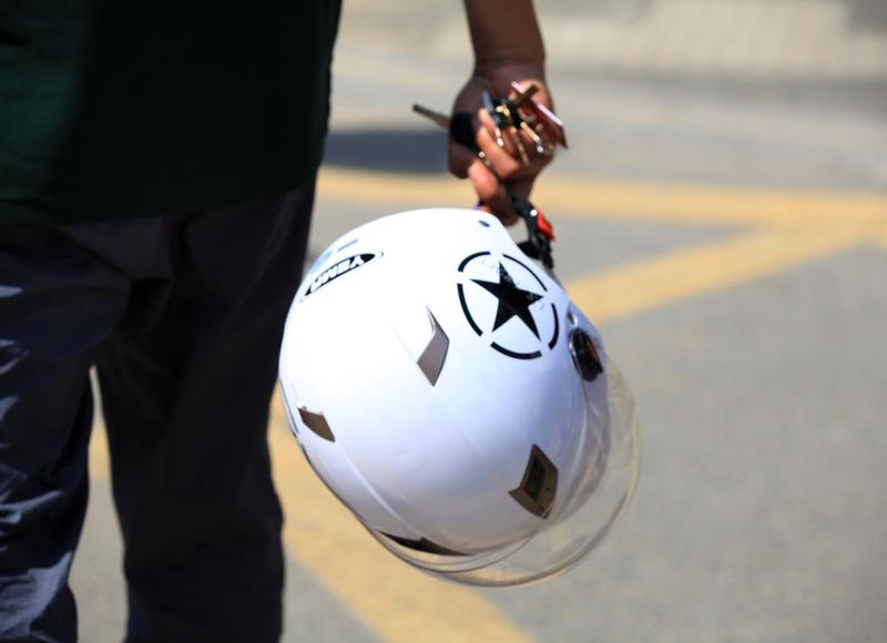 在现实生活中，因为没戴头盔而在事故中遭受严重伤害甚至失去生命的例子并不少见。那些