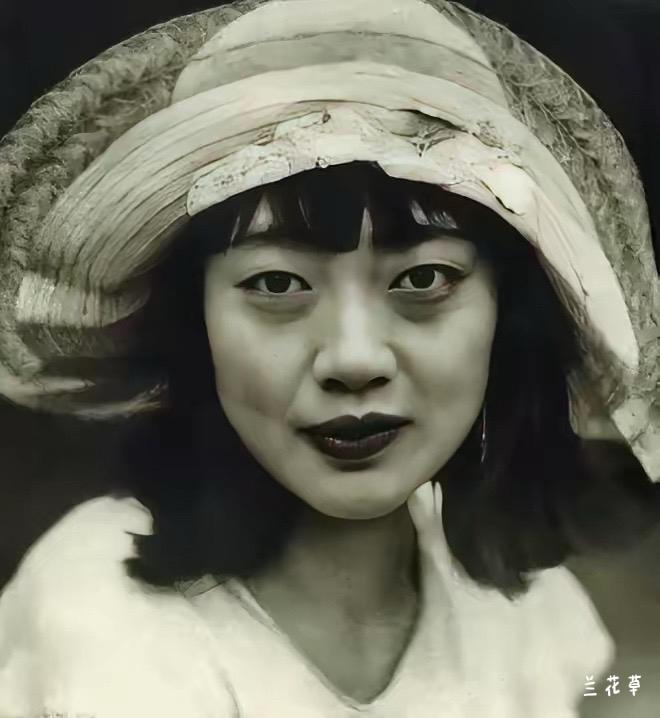 这就是大名鼎鼎的末代皇后婉容。婉容容貌出众，才艺出众，原是一位了不起的女性。