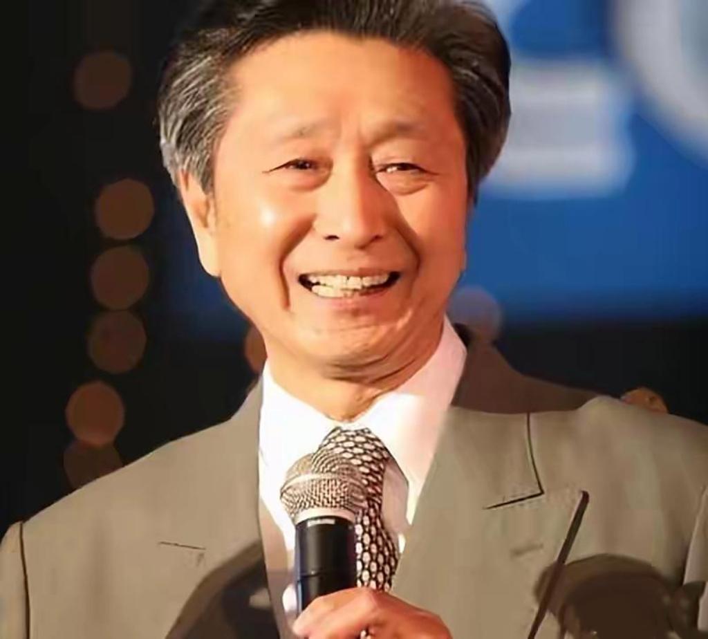 86岁央视名嘴坐胡同口无人识！当年解说女排燃全国，如今儿女海外孤影伴老槐86