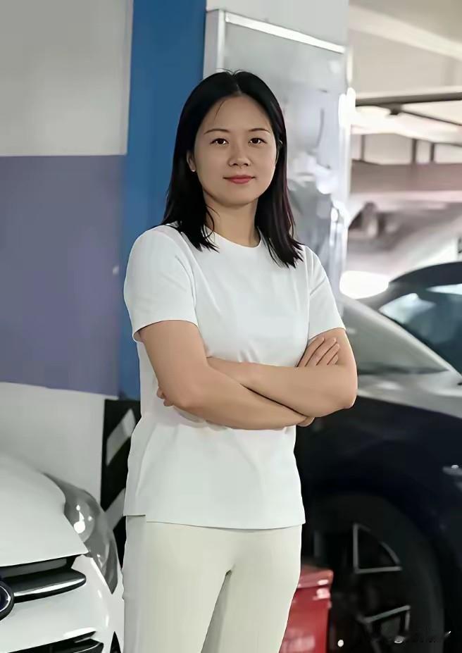 现在挪不挪车已经不重要了网友现在已经在挖，彭处长明明在小区没有房产，却住了八天