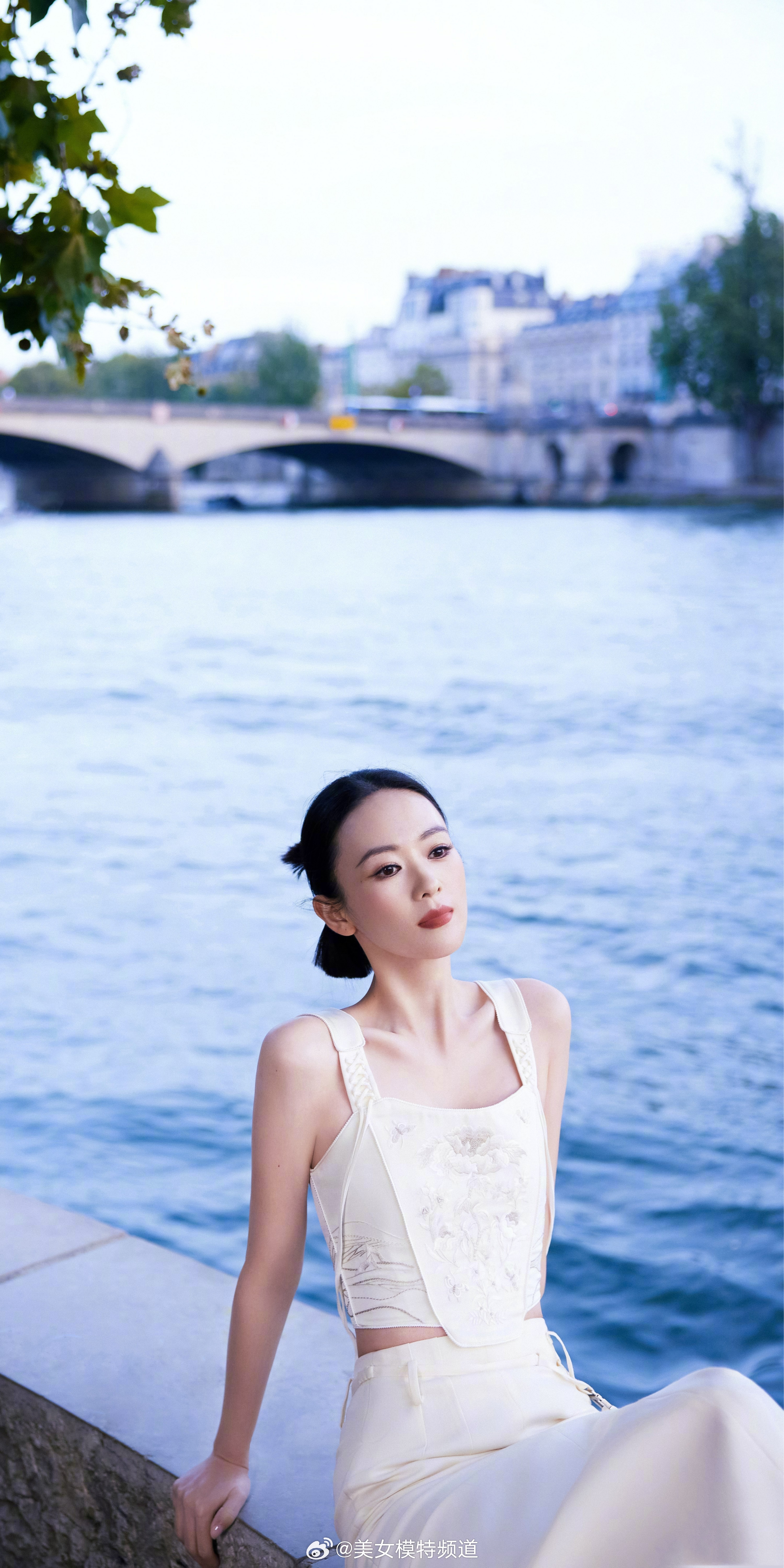 童瑶在塞纳河畔的温柔