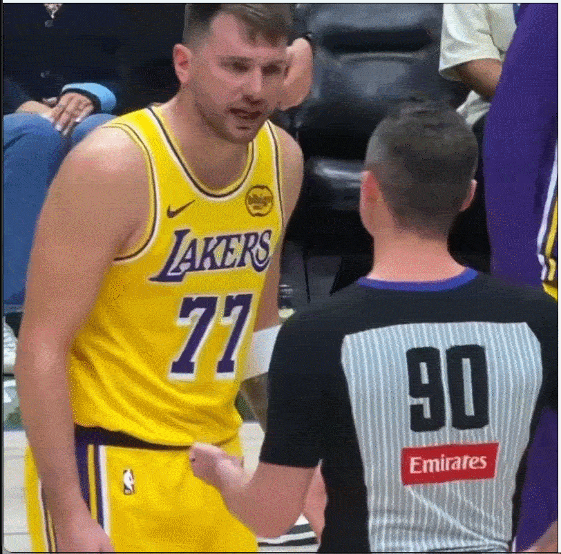 东契奇向裁判投诉：他打我蛋啊（Hehitmeintheballs），你