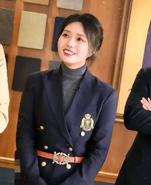 李雪琴这东北姑娘，真的是自带一股接地气又通透的劲儿她从北大毕业，靠脱口秀爆