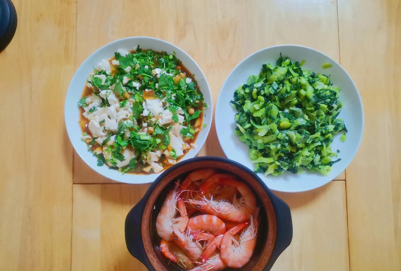 今天一个人的午餐…糟虾，盐积菜炒毛豆，凉拌豆腐。老伴与闺蜜去徐家汇剪头发，我一