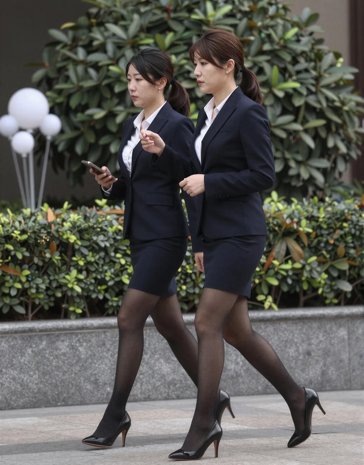 女人如何穿出含蓄的性感?职场女强人，自信满满，高跟鞋和黑色西装搭配，气场十足！