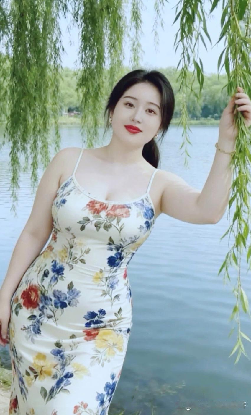 妩媚少妇湖畔佳人立柳旁，罗裙轻曳散芬芳。青丝半挽娇容俏，朱唇微含韵味长。