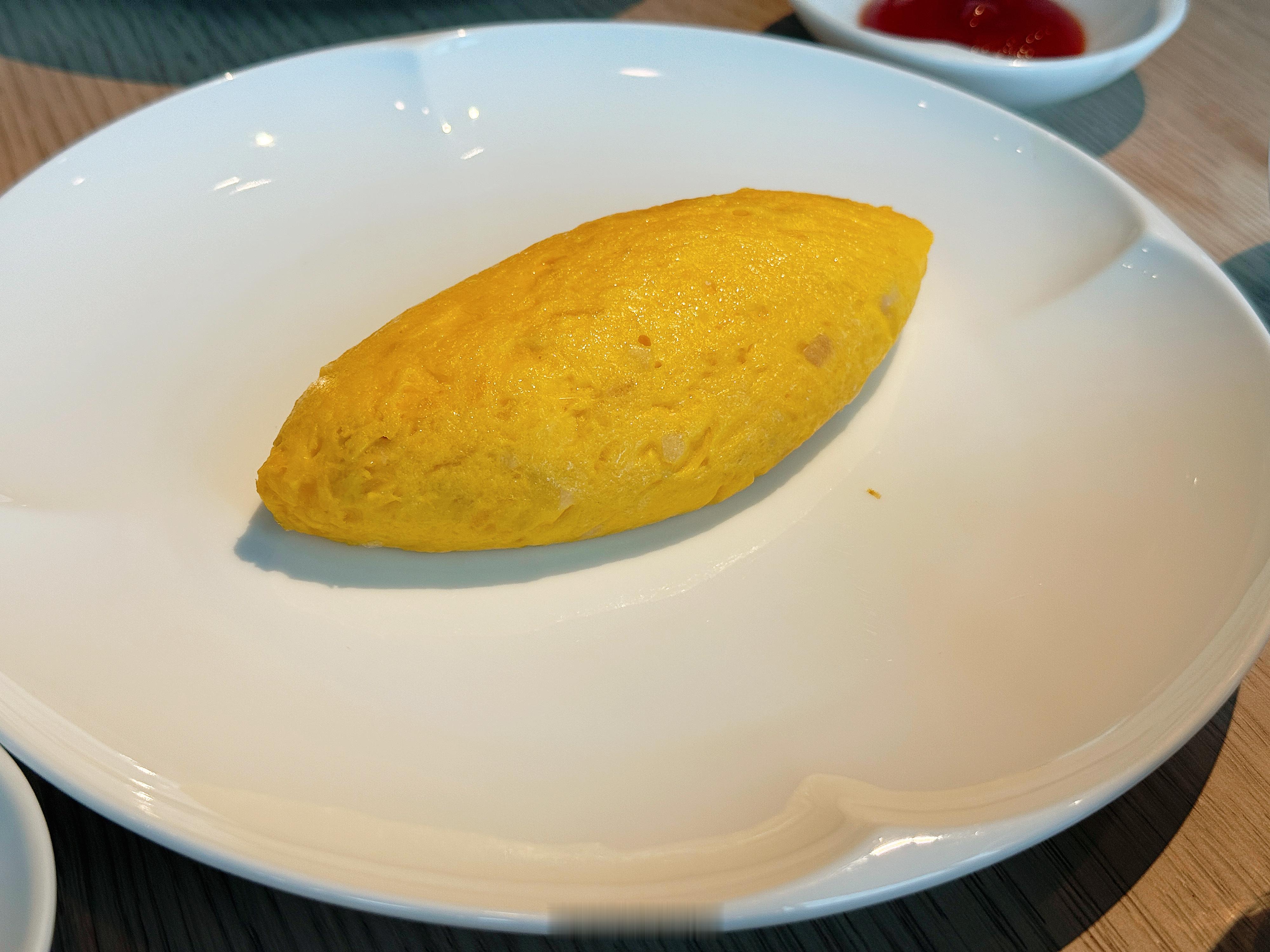 今日早餐：依然沙拉、燕麦碗、咖啡、鸡蛋。今天早上是两人份早餐，我要加一人的钱，娃