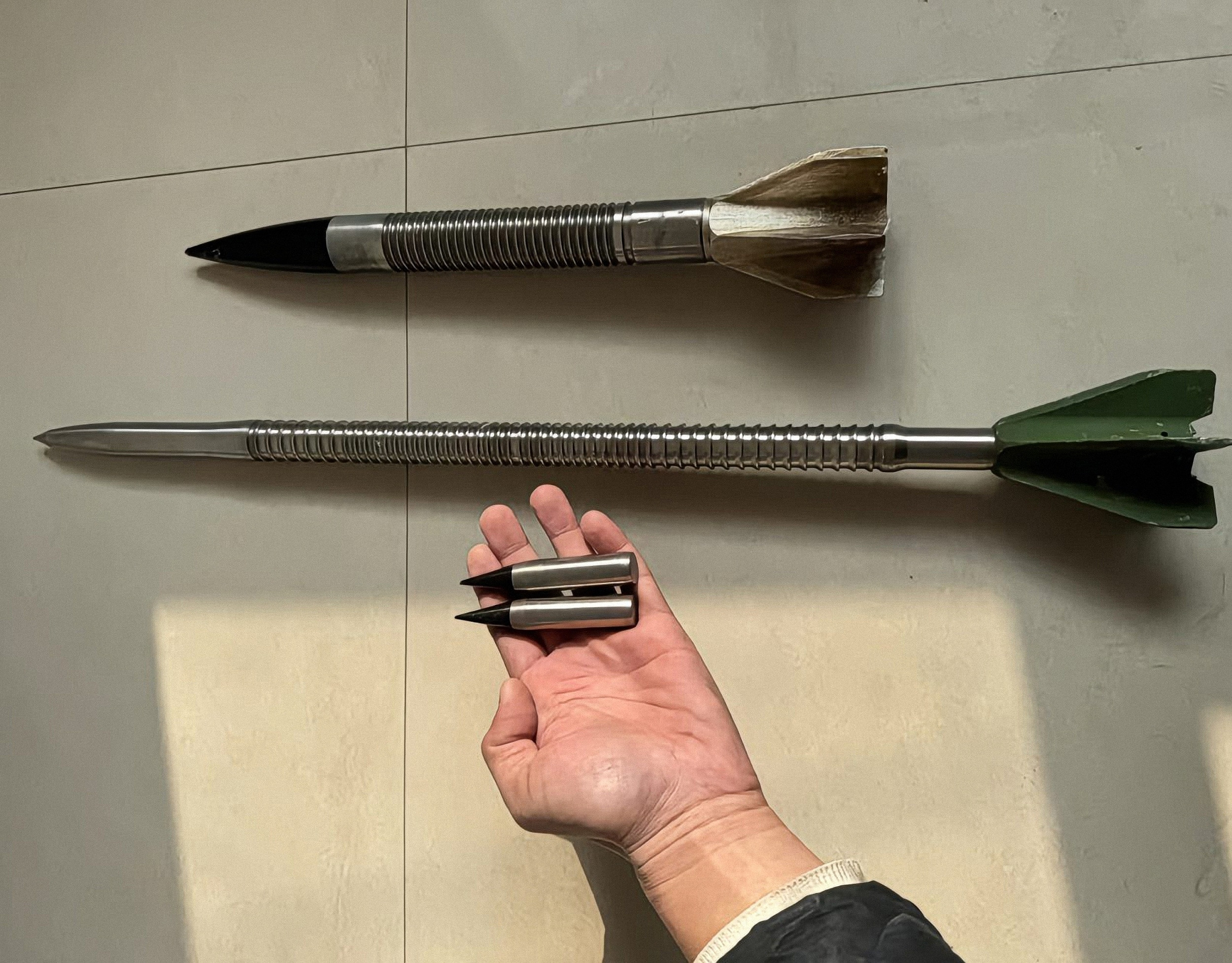 125炮的榴弹和破甲弹采用高氮量单基发射药（烧蚀小），穿甲弹采用混合硝酸酯发射药