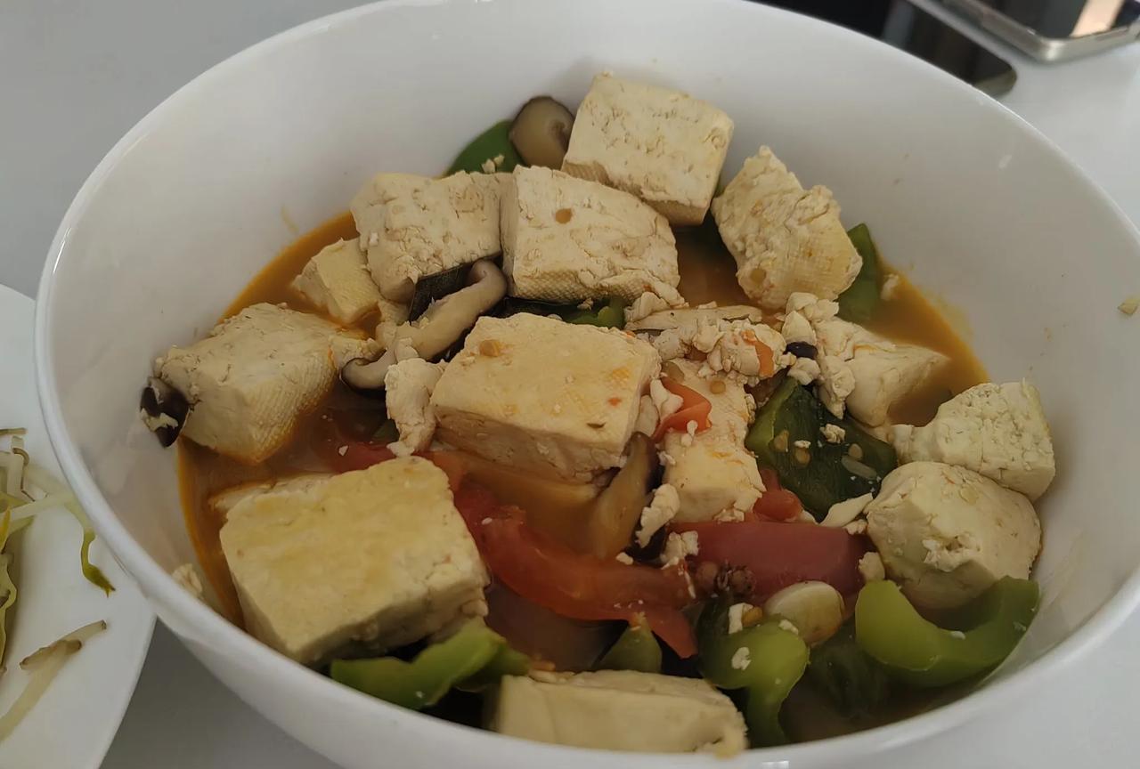 中年夫妻的周末餐食，老公是痛下决心不吃肉了，用鸡蛋和豆腐补充蛋白。一来省钱，二