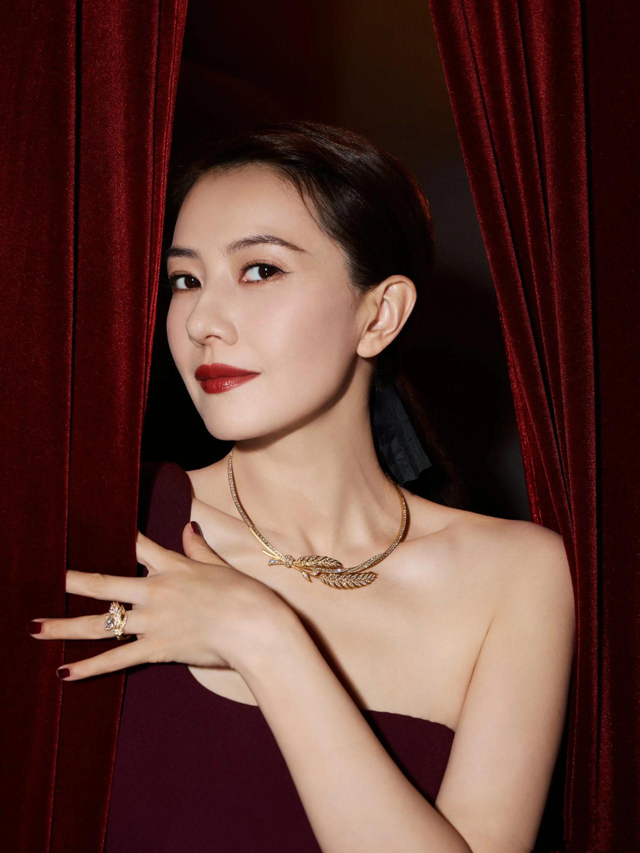 高圆圆亮相时尚芭莎珠宝年度盛典！高圆圆身着Safiyaa酒红色单肩鱼尾长裙，搭