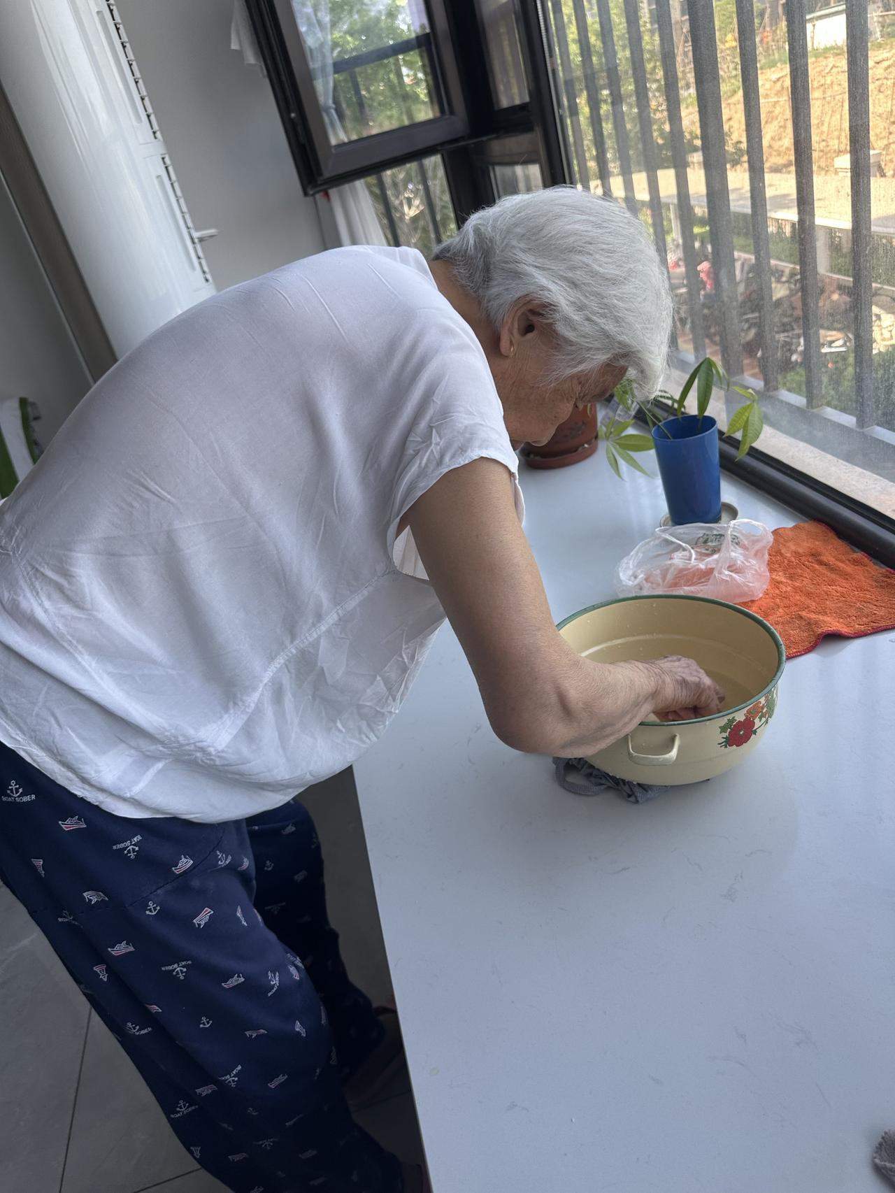 88岁老妈身体健康会越来越长寿的秘密。我的老妈88岁了，身体还很硬朗。说是我