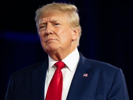 中国没白等！美国已经出现了两个关键信号，特朗普罕见对美国企业呵斥，甚至老美还在全