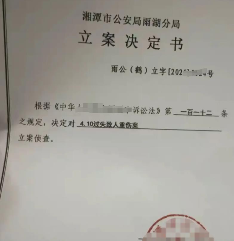 湖南湘潭，57岁的李河和邻居刘某是酒友，刘某从餐馆“拿”了瓶“白酒”送给李河。李