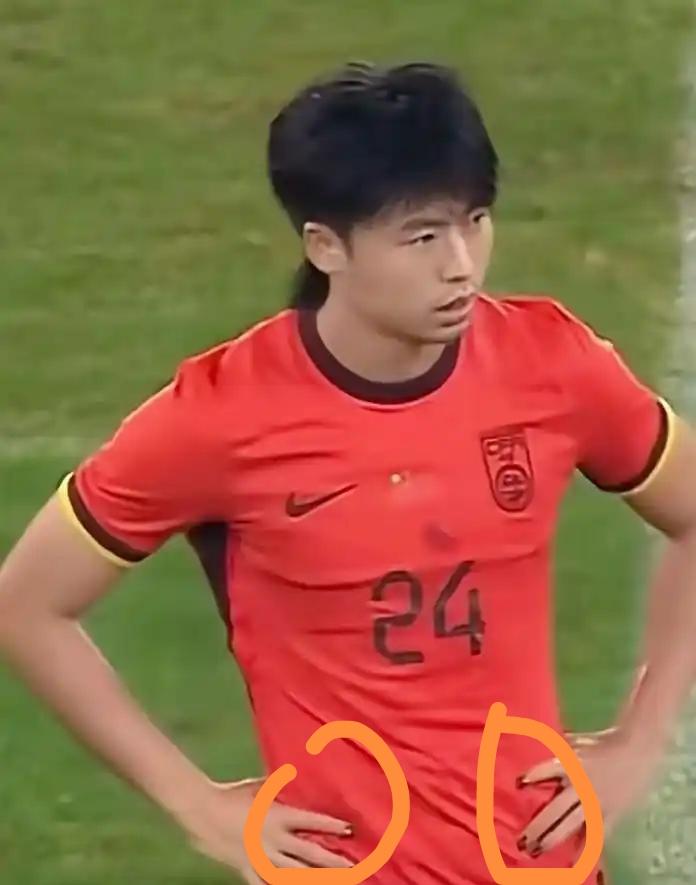 国足球员竟然涂指甲！这样的球员邵佳一还会给到机会吗？就在昨天熊猫杯！原本国足可以