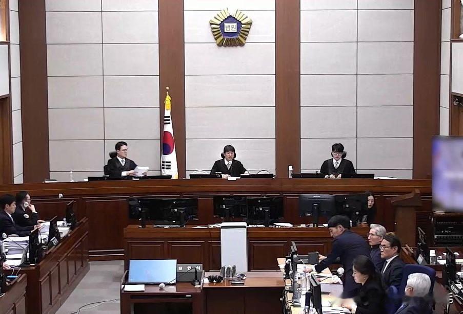 2月1日，韩国政界和法律界因金建希一审判决再度掀起“特检无用论”争议。金建希因收