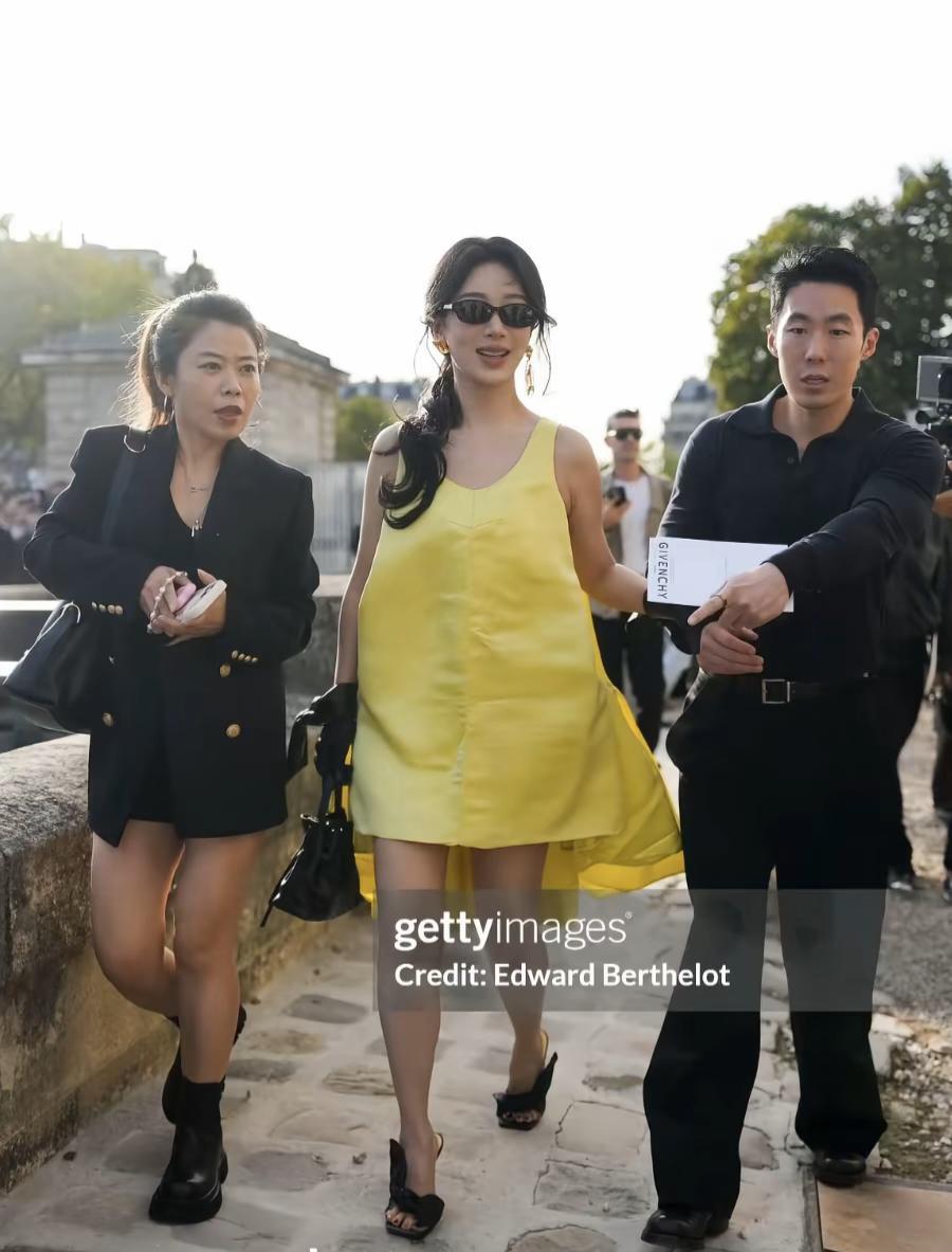 杨紫穿的这是啥呀？继金鹰奖一身大红被吐槽后，纪梵希大秀的造型又令人眼前一黑！杨